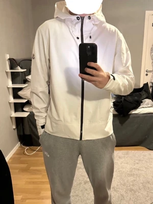 Vit vindjacka från Moncler - Vindjacka från Moncler. Storlek XL men sitter som M/L