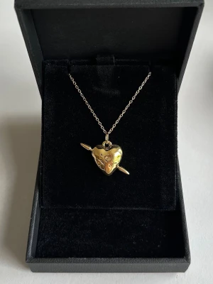 Maria Nilsdotter Tuvstarr necklace Inspired! - Inspirerat Halsband av Maria Nilsdotter.  Halsbanden är 100% rost och nickelfria och kedjorna är 40cm men går att förlänga med ytterligare 5cm. Vid mer frågor är det bara att höra av sig ☺️