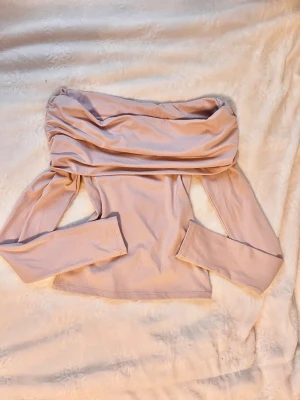 Ljusrosa offshoulder topp från H&M Divided - Trendig ljusrosa offshoulder topp från H&M Divided med långa ärmar och bred, draperad krage. Tillverkad i mjukt material som sitter snyggt och bekvämt. Perfekt för dig som vill ha en stilren och modern look. Xxs men passar även xs och s . Nästan aldrig använd ,kan diskutera pris , skriv innan köp💕