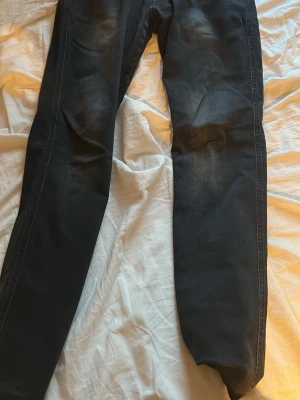 Svarta Replay jeans, slim fit - Säljer ett par svarta slim fit jeans från Replay. Jeansen har snygga sömmar och är tillverkade i en mjuk bomullsblandning med stretch för extra komfort.