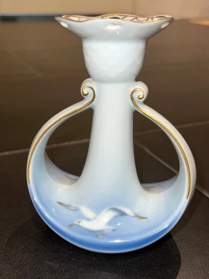 B&G Ljusstake med måsmotiv - Ljusstake från B&G, tillverkad i Danmark. Denna ljusstake har en elegant design från deras måsserie och gulddetaljer. Märkt med "B&G 508" undertill. (Blåmåsen)