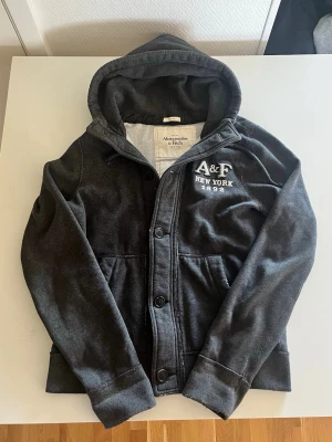 Abercrombie & fitch hoodie (sällsynt) - Abercrombie & fitch cardigan riktigt snygg och i väldigt fint skick inga fel. Storlek L men passar passar även M kan ta mått, endast 578 kr kom gärna med frågor och prisförslag 😁 har även mycket mer i min profil rabatt vid flera ✌️