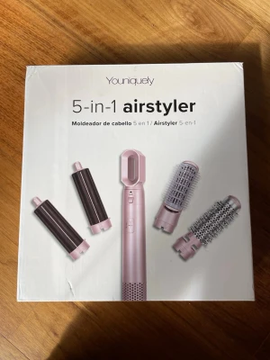 Youniquely 5-i-1 airstyler rosa - Multifunktionell 5-i-1 airstyler från Youniquely i rosa med fem utbytbara tillbehör för styling av hår. Endast testad!