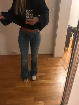 Jeans - Supersnygga lågmidjade jeans med hål, Endast använda en gång. Från Gina Young/teen i storlek S. Jag är ca 167cm o bär oftast 34.