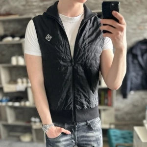 HELT NY J Lindeberg stickad väst - Säljer denna feta j Lindberg Becker  västen som är vändbar och stickad och HELT NY med tags!🙌Storlek S⭐️Nypriser ligger på 3000kr och den produceras ej längre!👍Hör gärna av er om ni har funderingar!🤝