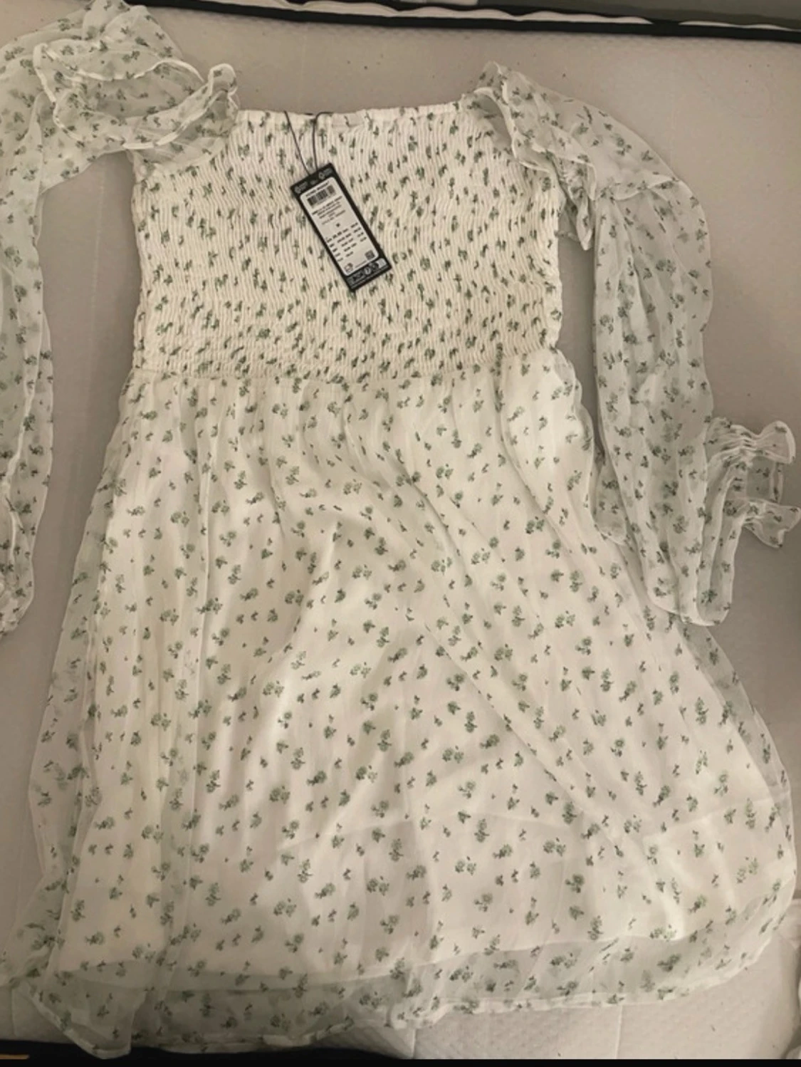 Vit blommig kortklänning med puffärm