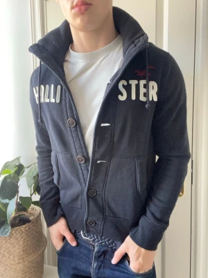 Hollister cardigan  - Hollister cardigan, Inga defekter! Modellen i bilderna är 180 cm 75 kg och bär Storlek S - lite liten , Kom med frågor! 🌟 (Kan gå ned i pris vid köp av paket 😉) 