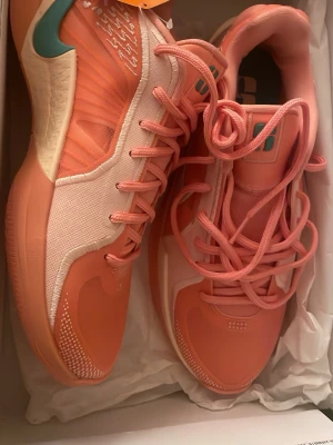 Sabrinas 2s basketskor  - Helt nya och oanvända Sabrinas 2. Bara testade, aldrig använda. Säljer då de var för stora och hann inte skicka tillbaka. Säljer för lågt pris då jag bara vill blå av med dom