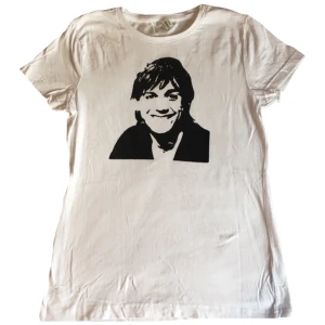 Iggy Pop band tröja/ graphic tee/ T-shirt med tryck, rock/ 60tal/ 70tal/ 60s/ 70s  - Vit T-shirt i nyskick med svart handtryckt Iggy pop tryck på! 100% bomull, tröjan är i strl L men passar även storlekar under då den är i en mer slim modell