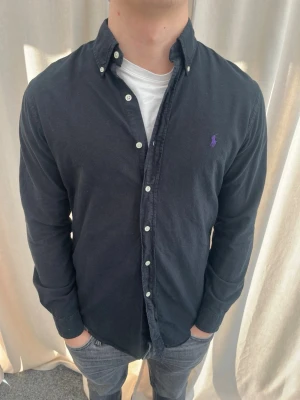 Skjorta från Ralph Lauren - Riktigt snygg skjorta från Ralph Lauren. Strl S, personen på bilden är 184 cm lång. Skicka gärna prisförslag. Kika in min profil för mer schyssta plagg