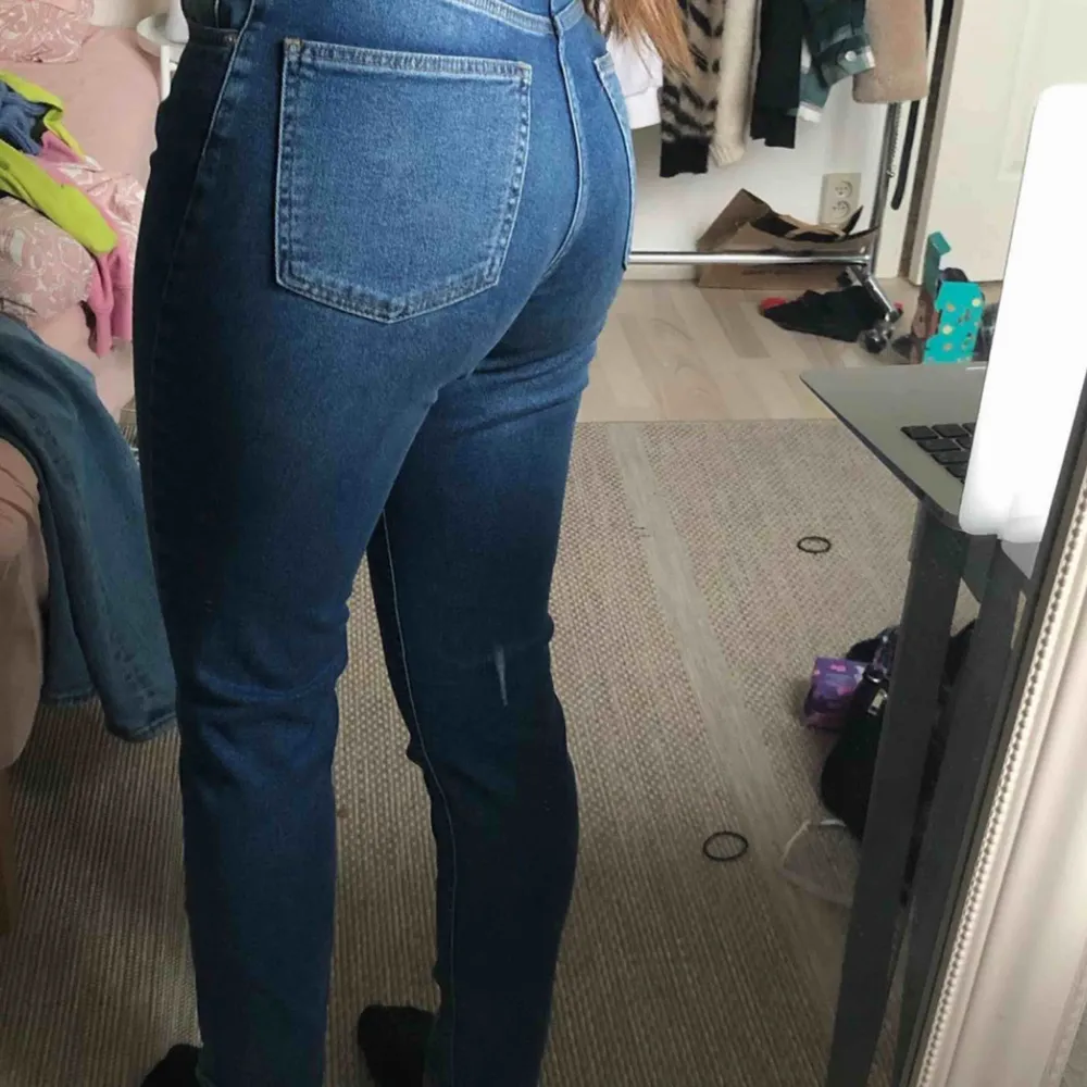 Mörkblåa jeans från Gina Tricot, aldrig använda. Sitter bra på mig, är 163 cm. Priset/frakten kan diskuteras. Den vita fläcken på andra bilden är på min spegel, kan skicka bild privat om de är något ni vill se osv. 🥰. Jeans & Byxor.