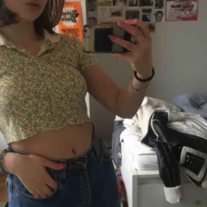  - Jättegullig tröja med små blommor på från Urban outfitters. Köpt i sommars men har aldrig har kommit till användning. Kan mötas upp i Stockholm men annars står köparen för frakt💗