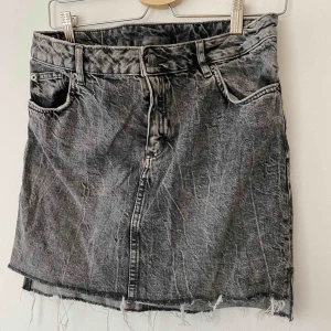  - Jeanskjol grå, storlek 38.. 