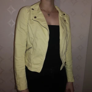  - Vårjacka i storlek 36🌸