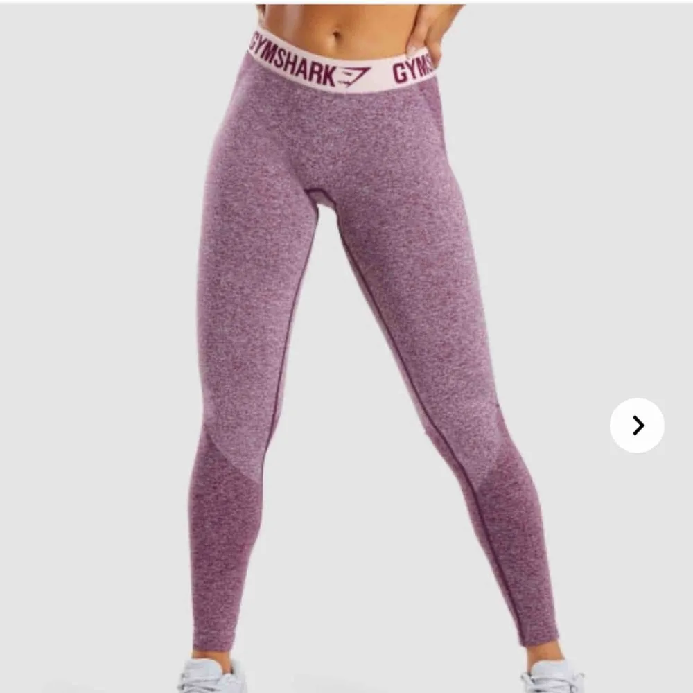 Skitsnygga gymshark i modellen flex leggings. Säljs pga för stora för mig! mycket bra skick🥰 frakt ingår. Jeans & Byxor.
