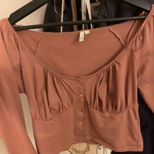  - En väldigt söt tröja från Nelly som är i väldigt bra skick, säljer på grund av att storleken var för liten❤️ Tröjan har en fin urringning  och är bara för söt Opps: ingen knapp saknas glömde bara att knäppa en knapp🥰 Frakt ingår ej!! 