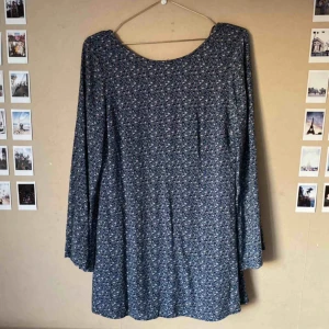  - Superfin klänning köpt på Gina Tricot, sparsamt använd, förtjänar mer🌼🌼 Frakt tillkommer!🌟