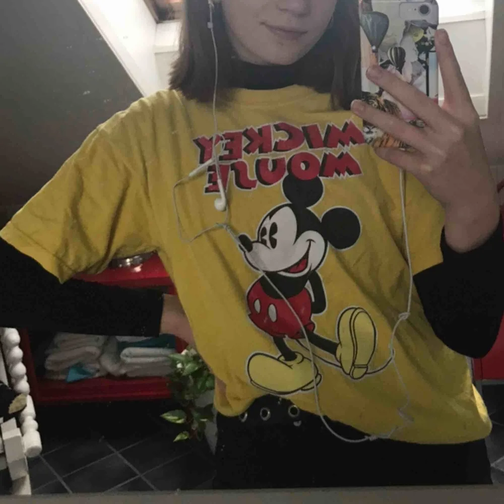 Supersöt Disney T-shirt i världens sötaste gula färg ✨ köpt secondhand men väldigt mjuk och fortfarande bra kvalitet. T-shirts.