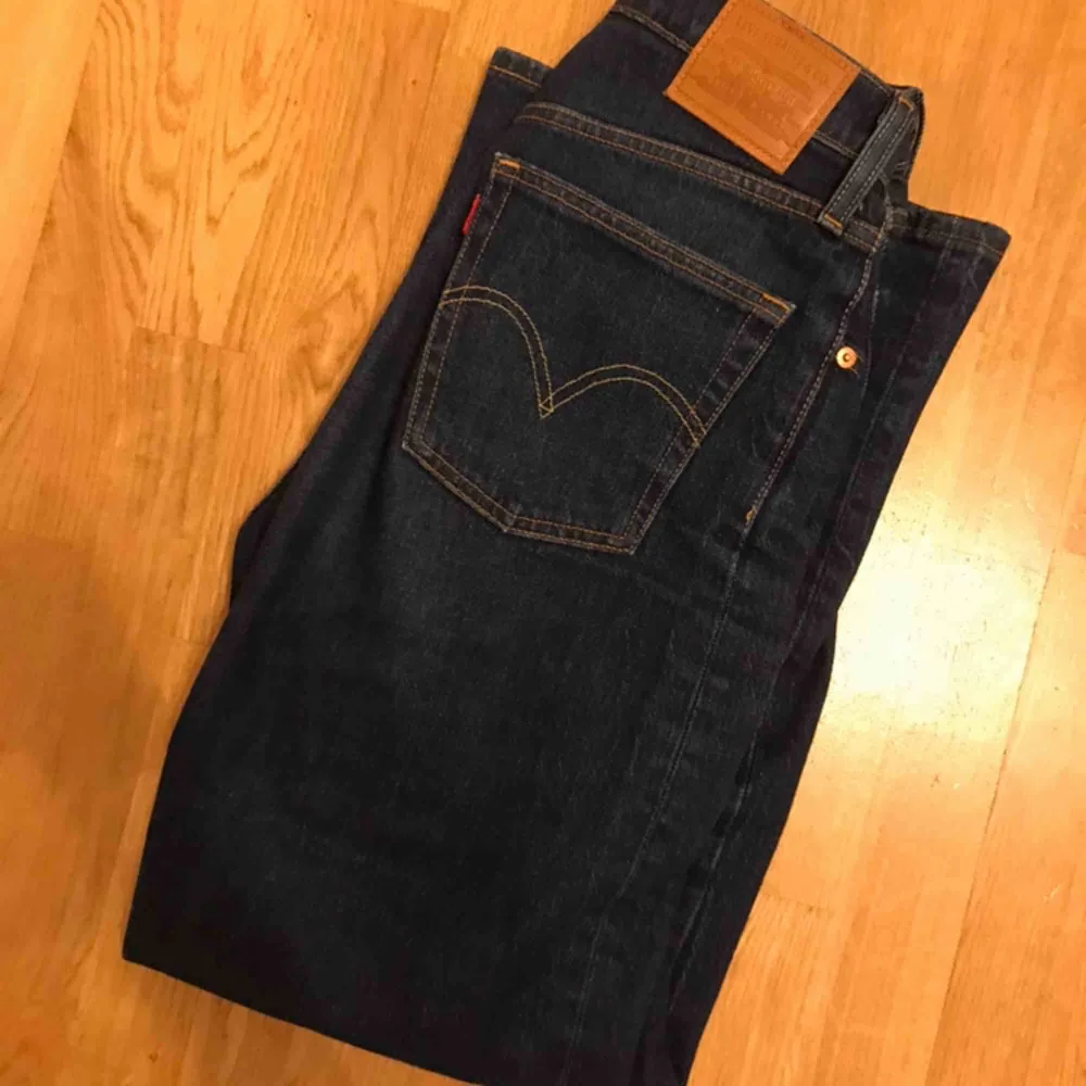 Supersnygga levi’s ribcage straight ankle jeans i en mörkblå färg. Storlek 28 med längd 29. Sparsamt använda och i superfin kvalitet. Säljer då de tyvärr är lite för korta för mig. Frakt tillkommer. Jeans & Byxor.