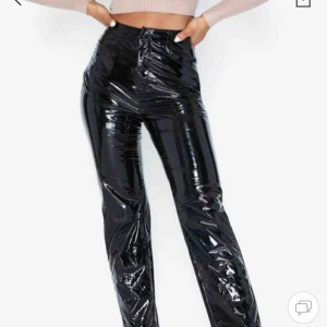  - Väldigt stretchiga o sköna vinyl byxor från missguided. Gick tyvärr sönder första gången ja skulle använda de och jag har inte orken att sy, därav de billiga priset. Går såklart att sy o fixa, aldrig använda. Nypris 350kr 💗