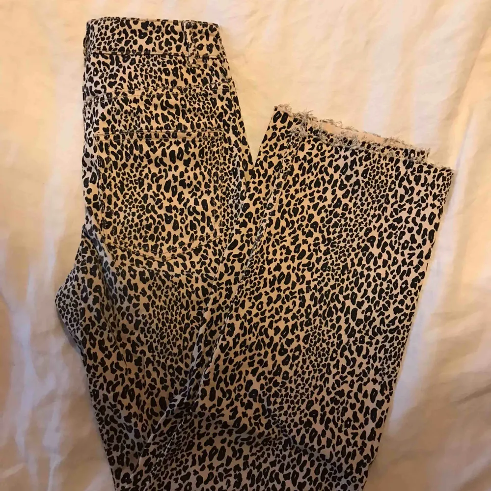 Leopard jeans från HM. Sparsamt använda, och i jättefint skick. Säljer pga att dom tyvärr är försmå. Köparen står för frakten💓. Jeans & Byxor.