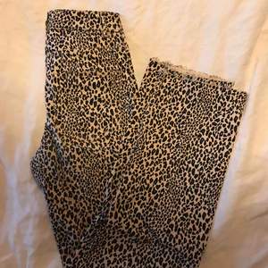 Leopard jeans från HM. Sparsamt använda, och i jättefint skick. Säljer pga att dom tyvärr är försmå. Köparen står för frakten💓