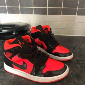  - INTRESSEKOLL!, funderar på att sälja mina Nike Air Jordan 1 Mid, hör av dig om du är intresserad och isåfall vad du kan tänka dig betala!💕💕 just nu ligger budet på: 1300kr