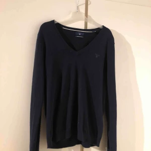  - En blå långarmad gant tröja i fint skick, aldrig använd.