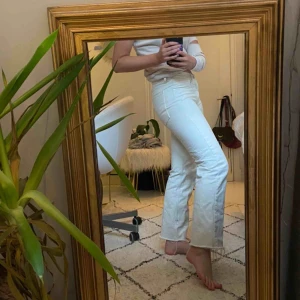  - Säljer mina assnygga ARKET jeans!!! Dem är i modellen ”straight” men är klippta till ankellängd. Nypris: ca 700kr. Sparsamt använda, inga hål eller slitningar. Har dock en pytteliten beige fläck på framsida lår. 💕