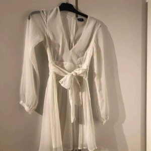  - En vit klänning. Använd endast 1 gång på min student.