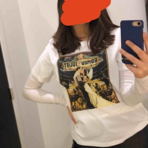  - Tröja från Hm med Romeo Juliet tryck. Köparen står för frakten