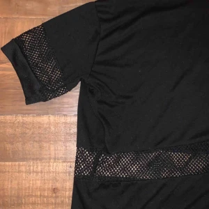  - En snygg tshirt med öppna delar (rund midja och ärmar) från Brandy Melville. Det står onesize men den sitter bra för XS/S. 30 kr + frakt!