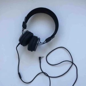  - Gammal modell av urbanears. Vanliga hörlurar som funkar hur bra som helst, eftersom jag knappt använt dem. Pris+frakt=90kr 🥰
