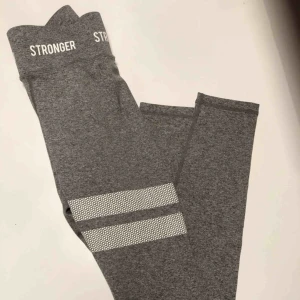  - Oanvända Highwaisted tights från Stronger, storlek Xs, grå melange färg. Ordinarie pris 699