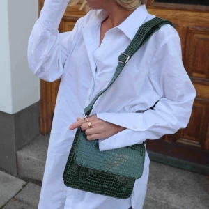  - Väska från hvisk. Oanvänd förutom på denna bild. Frakt tillkommer :) 