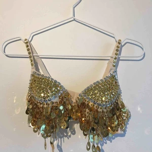  - Beställd från Kina. Passar karneval och burlesk! Aldrig använd, för liten för en 85C som jag är. 