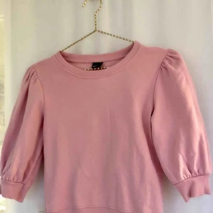  - Tröja från Gina tricot. Använd vid ett fåtal tillfällen, i väldigt bra skick. Kan skickas (köparen betalar frakt) eller mötas upp i Stockholm (Fridhemsplan/västerbroplan). 