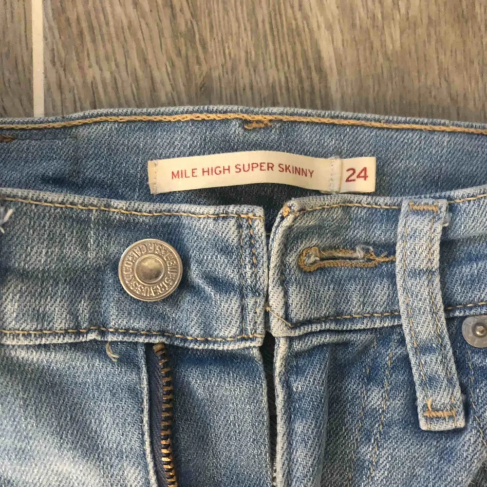 Säljer mina ljusblå mile high superskinny jeans i w24 L30 då de har blivit för små. Väldigt fint skick. Köparen står för frakt🥰. Jeans & Byxor.