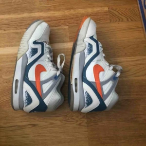 - Retro Nike-skor samarbete med André Agassi! Väldigt bra skick, använda typ fyra gånger. Frakt tillkommer!