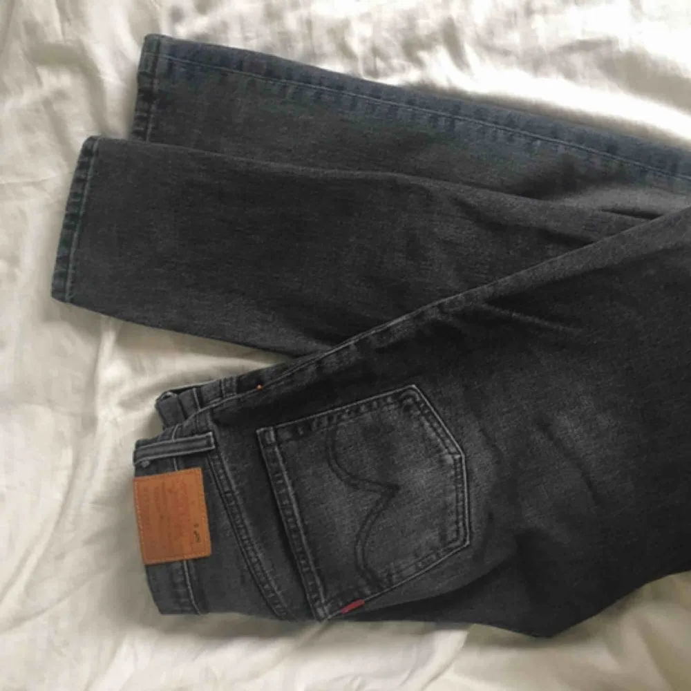 Säljer mina snygga levis jeans pga kommer inte till användning längre! De är använda men i fint skick. Storlek: W25, L32. Frakt ingår ej (OBS: många intresserade så buda gärna!). Jeans & Byxor.