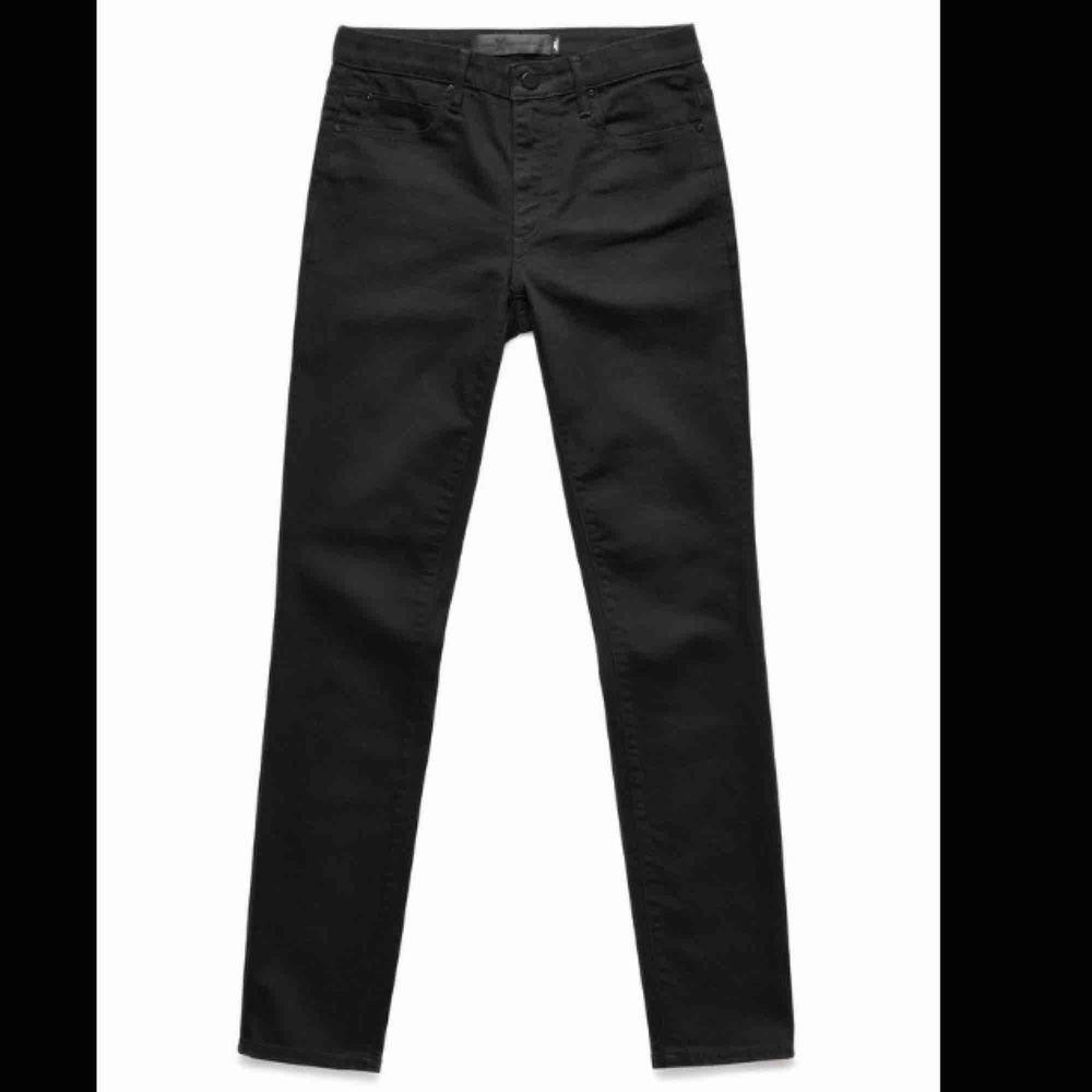 Säljer mina Alexander Wang jeans, då de blivit för små för mig. Modellen heter ”001 skinny” och nypriset är 2500kr. . Jeans & Byxor.