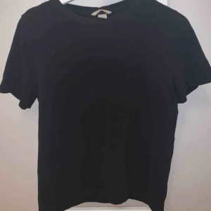  - Svart t-shirt från H&M TREND. 