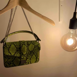  - Mönstrad väska i från Zara. Andvänd Max 1-2 gånger. 