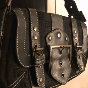  - Supersnygg axelremsväska från river island, knappt använd. Köparen står för frakt 🌟
