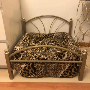  - 55x55 mellan metallen. 35x35 djurens plats. Funkar för liten hund eller katt. Säljs då min hund har växt ur den. Skriv för fler bilder osv