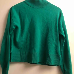  - Tröja i en cool grön färg med halvpolo i storlek small. Använd ett fåtal gånger. Den är i princip ny. Köpt för 690 kronor på & Other stories.