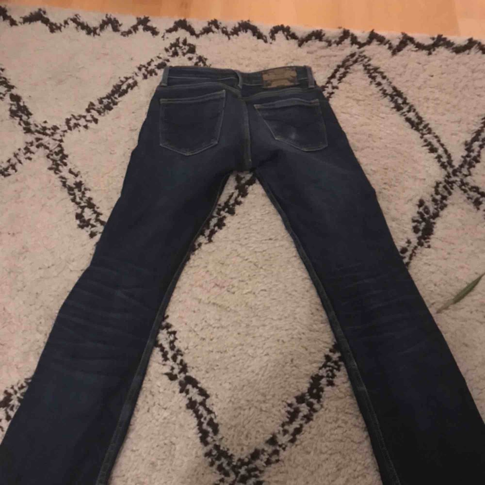 Mörkblåa bootcut jeans från JC (crocker) i modellen PEP!BOOT💚använda typ 1 gång💥frakt 65kr. Jeans & Byxor.