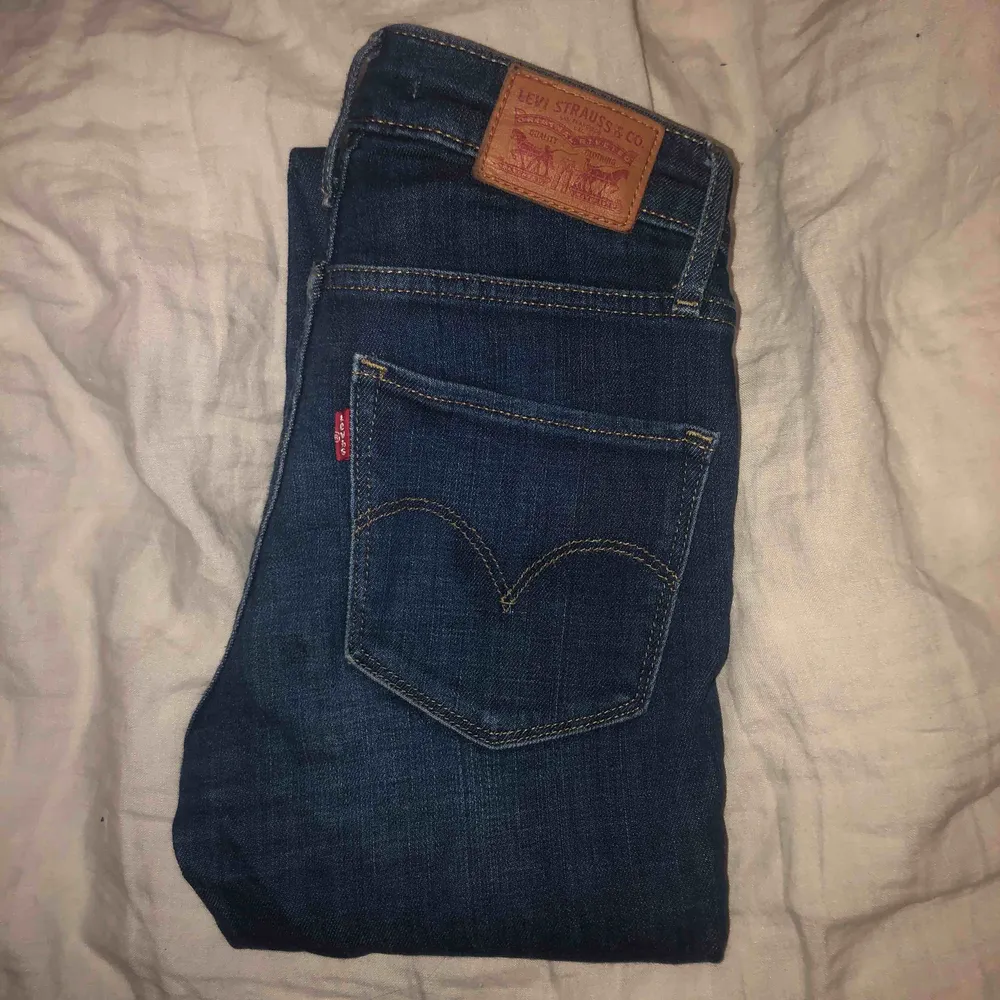 Levis jeans, modell 721 high rise skinny. Inköpta för 1000kr. Säljer pga lite användning. Jättebra passform och supersköna!. Jeans & Byxor.