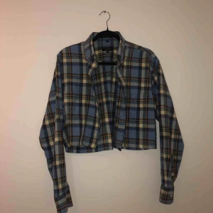  - Sjukt snygg skjorta i en kort modell.