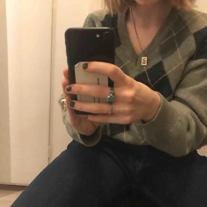  - Säljer min fetttttt snygga grön/rutiga tröja som är köpt på humana. Riktigt bra kvalite men kommer ej till användning! Köpare står för frakt